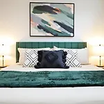 Stylish Suite With King Bed,Long Stays,Disney+,Airport