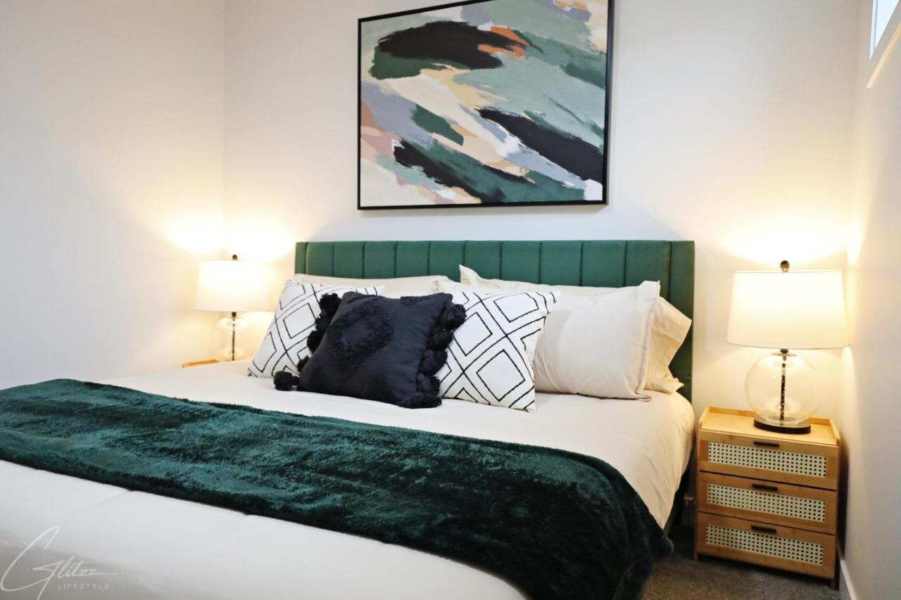 Stylish With King Bed,long Stays,disney+,airport Edmonton